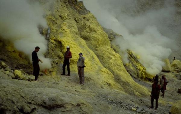 Prof. Verstappen at the solfatara of the Ijen crater on Eastern Java