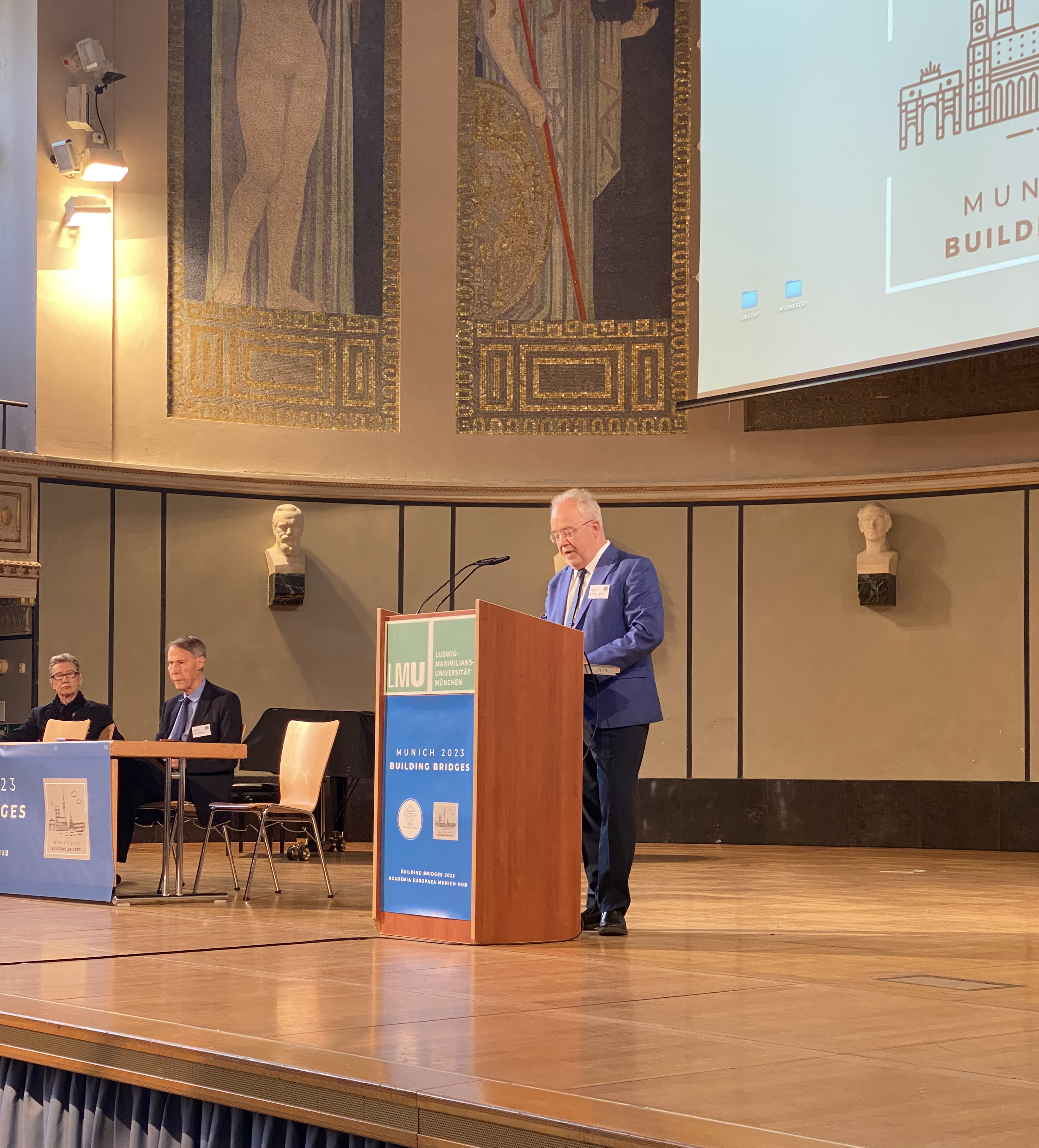 Donald Dingwell, Vice President of Academia Europaea and Academic Director of the Munich Knowledge Hub welcomes the participants of the conference
