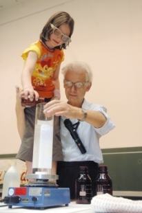 Prof. Roesky als Dozent der Göttinger Kinderuni Prof. Roesky als Dozent der Göttinger Kinderuni